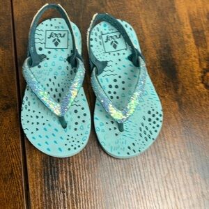 Kids Reef Glitter flip flop sandals size 5/6 blue